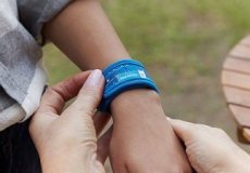 Защитный браслет от клещей для детей и взрослых: как устройство воздействует на кровососов, обзор современных брендов и отзывы